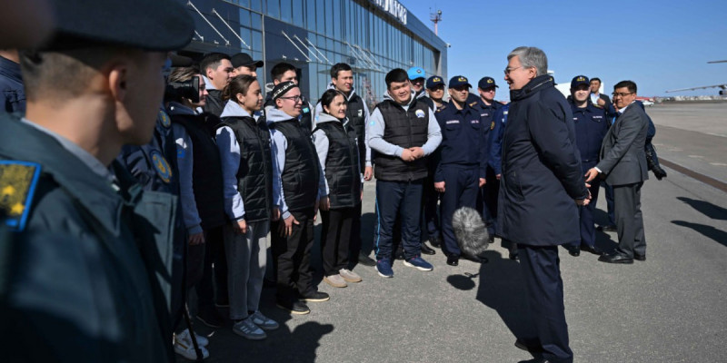 Президент құтқарушылармен және еріктілермен кездесті