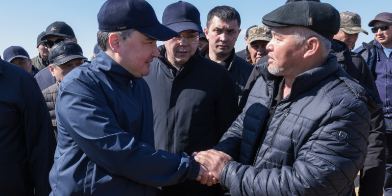 Олжас Бектенов Құлсары қаласының тұрғындарымен кездесті
