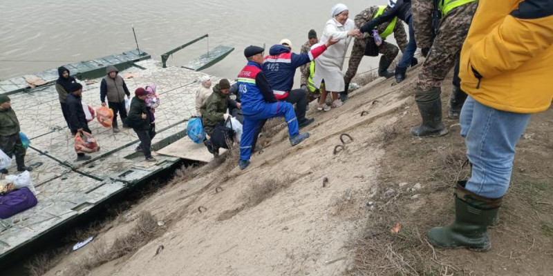 Дәрігерлер су басқан ауыл тұрғындарын эвакуациялауға көмектесті