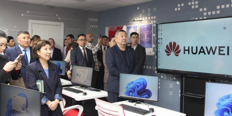 Huawei компаниясы Талдықорғанда академия ашты