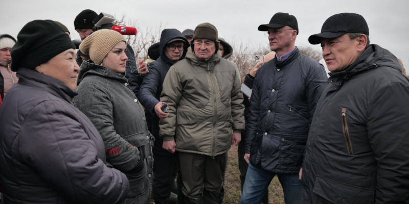 «Мемлекет бәріне көмек көрсетеді»: Роман Скляр су тасқынынан зардап шеккендермен кездесті