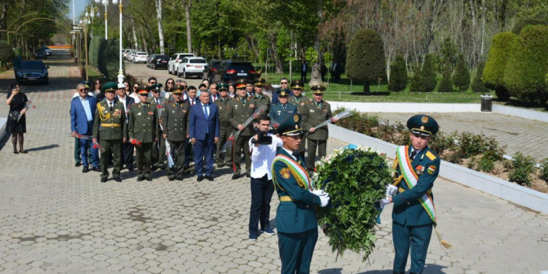 Душанбеде қазақстандық жауынгерлердің ескерткішіне гүл шоқтарын қою рәсімі өтті