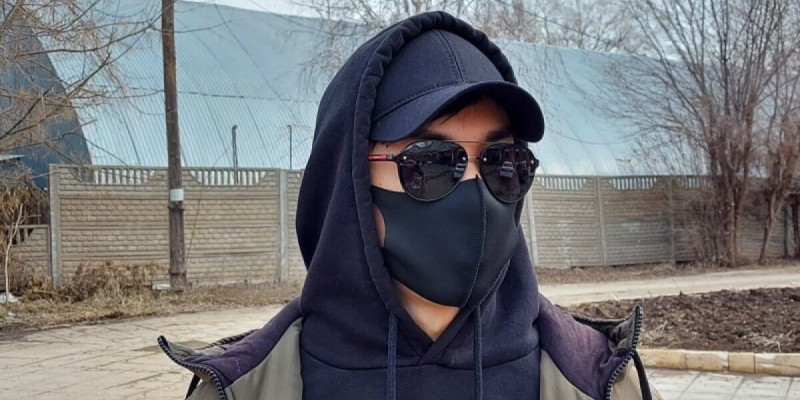 Су тасқыны: Қара бетперде киіп, мұқтаж жандарға көмектесіп жүретін жігіт қорға 1 млн доллар аударды