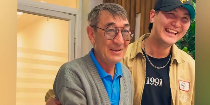 Әнші Жігер Ауыпбаев әкесіне бағалы сыйлық жасады