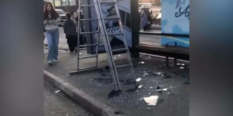 Ақтөбеде адамдардың үстіне аялдаманың әйнегі құлап кетті