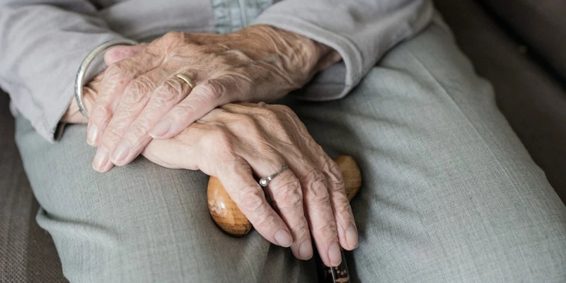 Ақтөбе тұрғыны әжесінің атына 600 мың теңге заңсыз несие рәсімдеген
