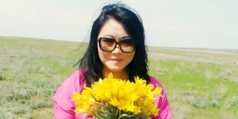 "11 миллион теңге айыппұл": Қызғалдақпен фотоға түскен Ақбота Керімбекова сынның астында қалды