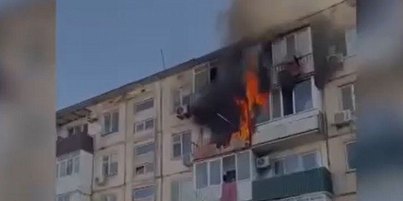 Атырауда полицейлер өртке оранған үйден 60 адамды эвакуациялады