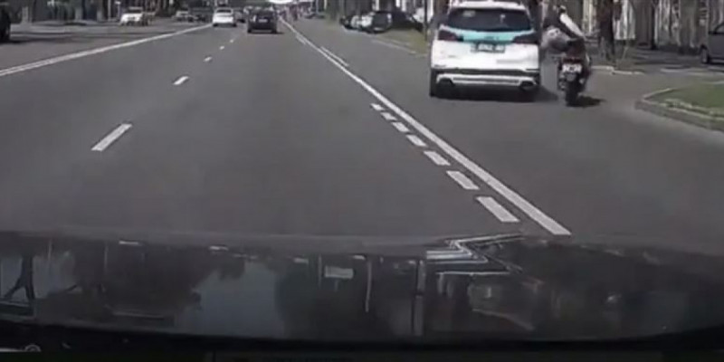 Алматыда полиция көлігі мен мопед соқтығысты