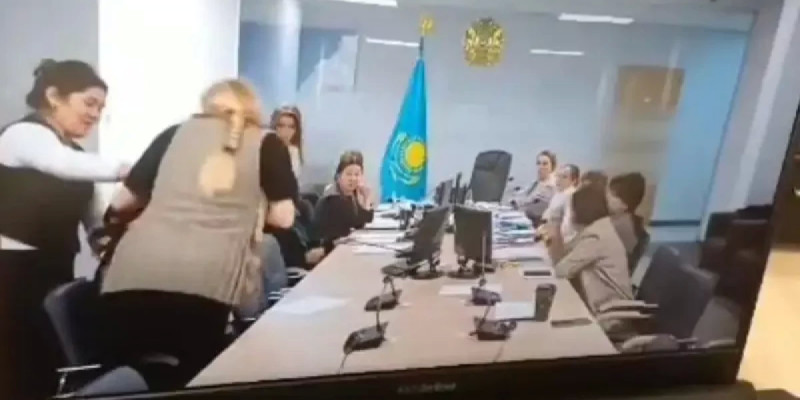 Түркістанда әкімдік қызметкері балабақша иесін ұрып жіберген (ВИДЕО)