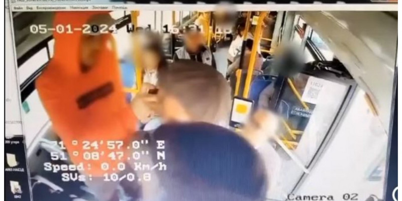 Астанада ер адам автобус ішіндегі жолаушының көзіне газ шашқан (ВИДЕО)