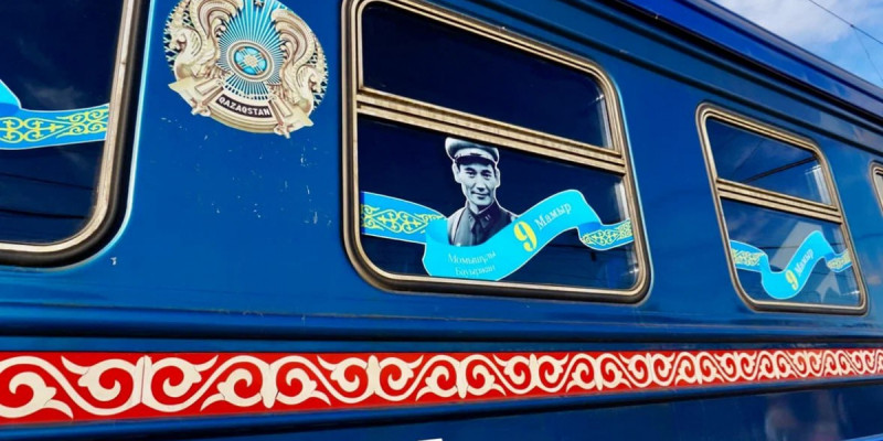 Жеңіс күніне орай безендірілген пойыз жолға шықты