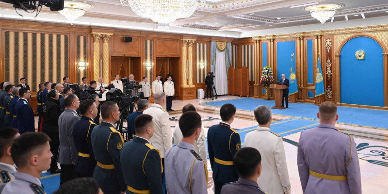 Президент жоғары әскери және арнаулы атақтар, сыныптық шендер тапсыру рәсіміне қатысты