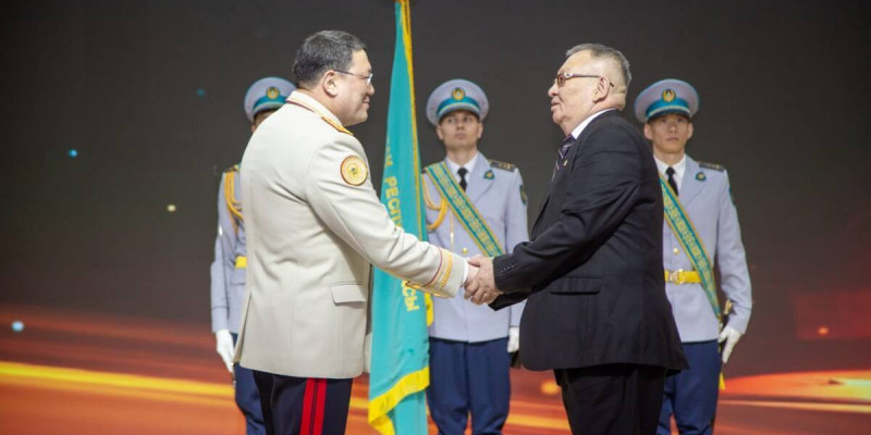 31 жылдан соң жеткен марапат: Ерлікпен қаза тапқан полицейдің есімі ұлықталды