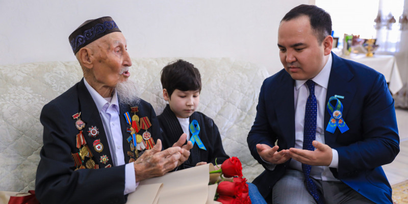 Аманаттықтар ҰОС ардагерін Жеңіс күнімен құттықтады