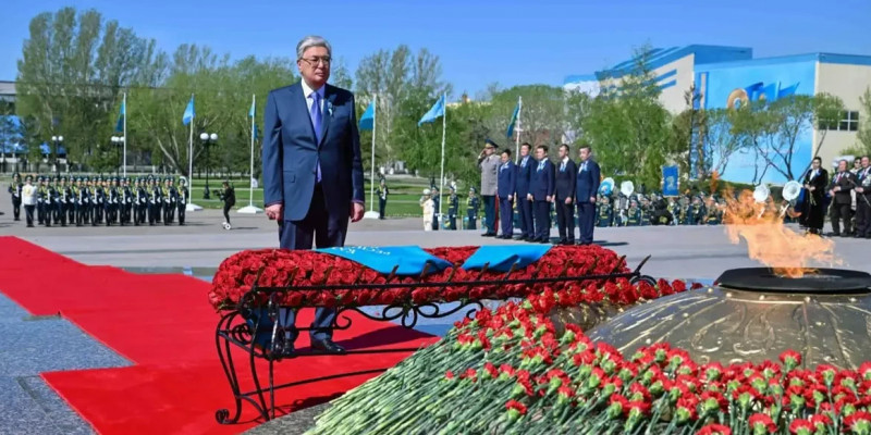 Мемлекет басшысы қазақстандықтарды Жеңіс күнімен құттықтады