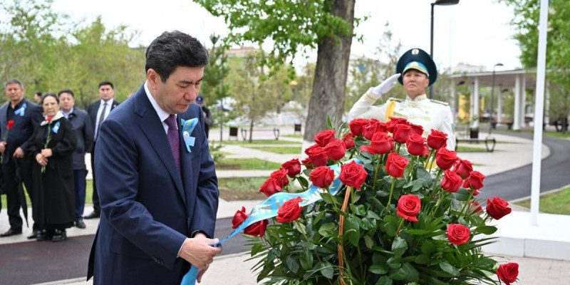 Мәжіліс төрағасы Мәншүк Мәметованың ескерткішіне гүл шоқтарын қойды