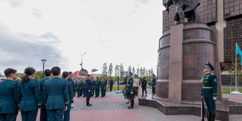 Премьер-министр Рақымжан Қошқарбаевтың ескерткішіне гүл шоқтарын қойды