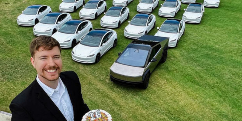 Америкалық блогер 26 Tesla электромобилін тегін таратады