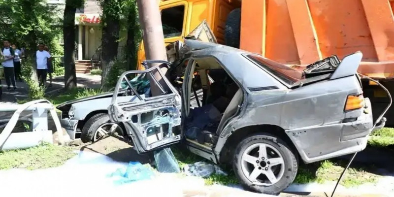 Алматыда жүк көлігімен жеңіл көлік соқтығысты