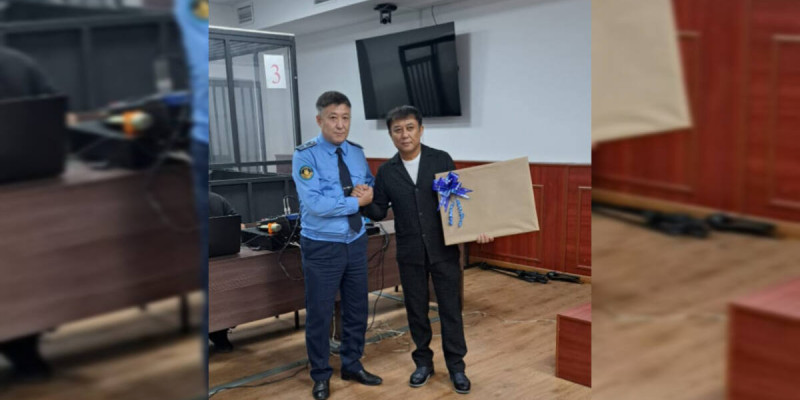 Саят Медеуов сотталғандардың алдында өнер көрсетті