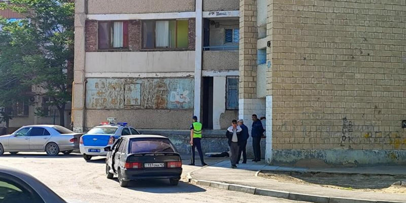 Ақтау қаласында көпқабатты үйдің жанынан әйел адамның мәйіті табылды