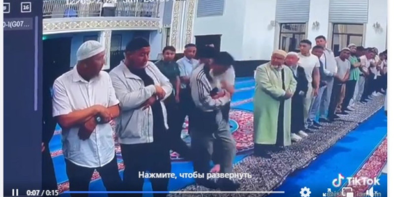 «Әмин» деп дауыстап айтқан: Сарыағаштағы мешітте төбелес болды (ВИДЕО)