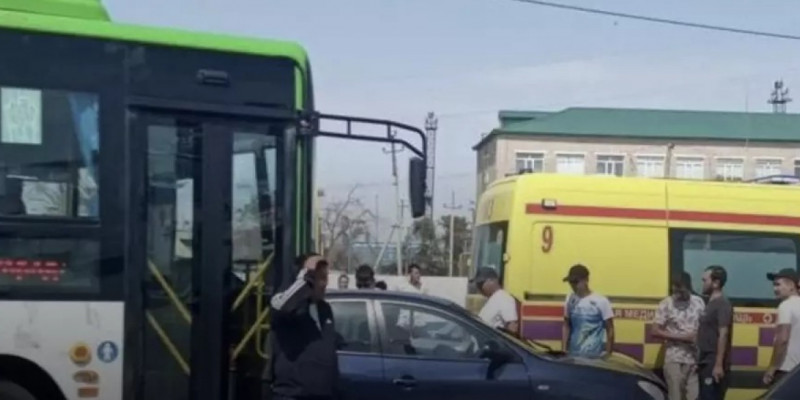 Алматыда автобус жүргізушісіне пышақпен шабуыл жасаған ер адам ұсталды