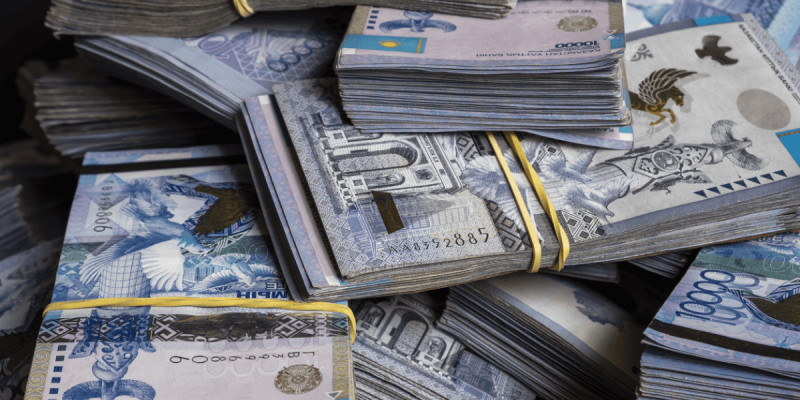 Риддерде 32 млн теңге жымқырған банк қызметкері сотталды