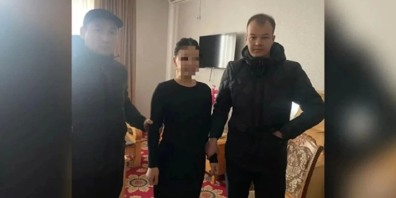 "Күйеуі көңіл бөлмегеннен барған": Екі баласын тұншықтырып өлтірді деген күдікке ілінген әйелдің соты басталды