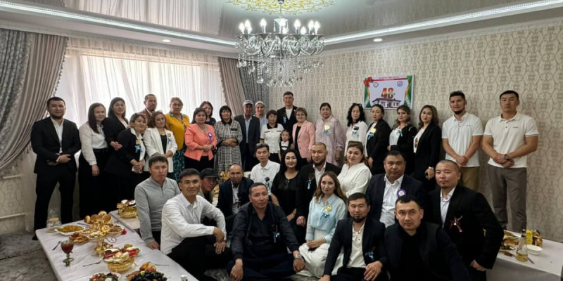 Жаңаөзенде түлектер 20 жылдан соң ұстаздарына пәтер сыйлады