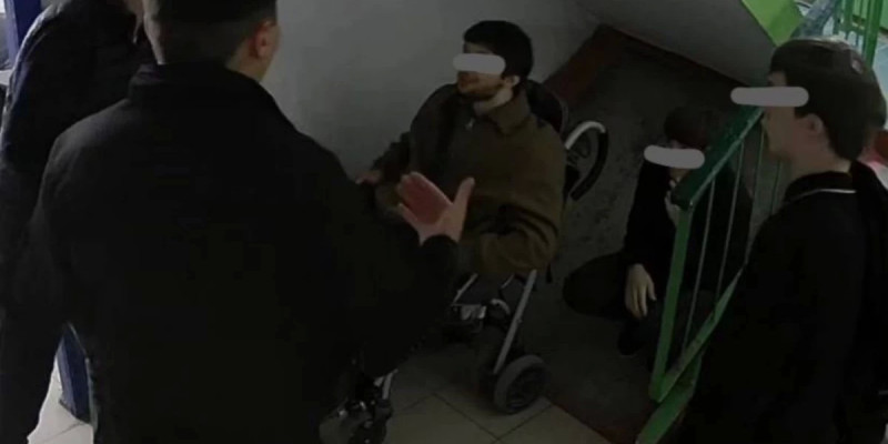 Бір топ ер адам Қарағандыда мүмкіндігі шектеулі баланың арбасын сындырып тастаған