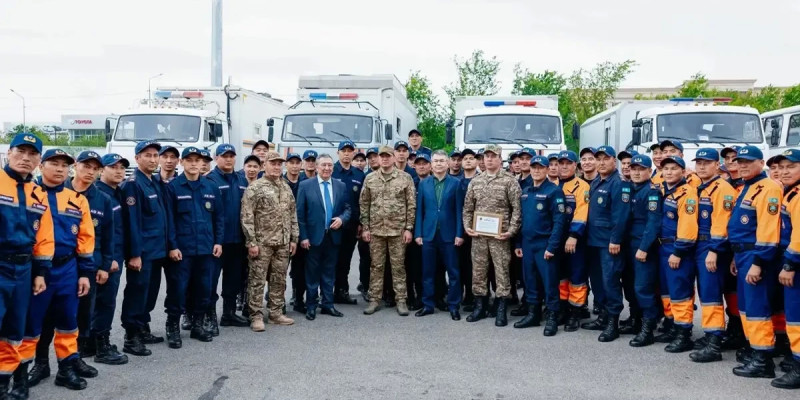 Атыраулықтар су тасқыны кезінде көмекке келген әскерилер мен құтқарушыларды шығарып салды