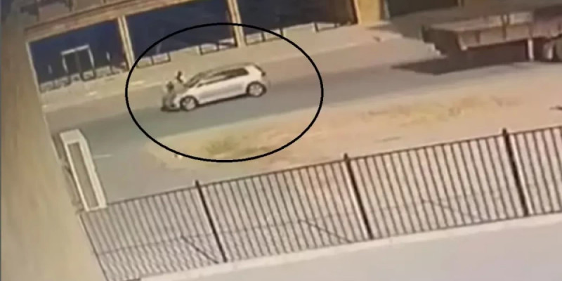 Ақтауда баланы көлік қаққан сәт видеоға түсіп қалды