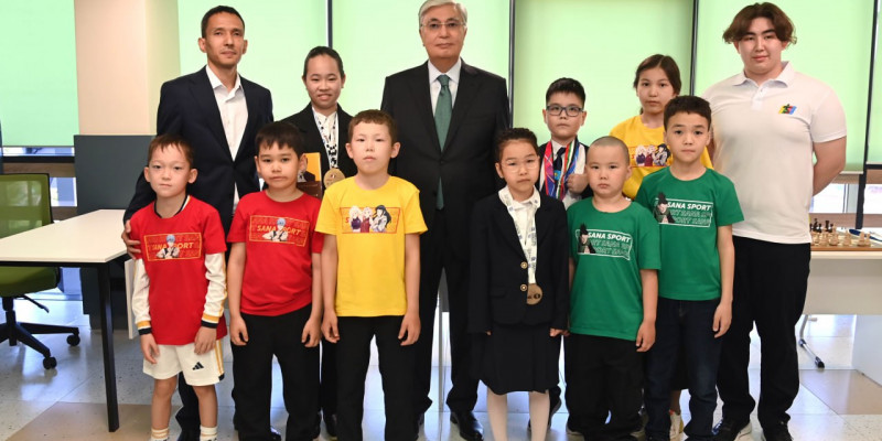 Президент шахматтан екі дүркін әлем чемпионына сыйлық табыстады