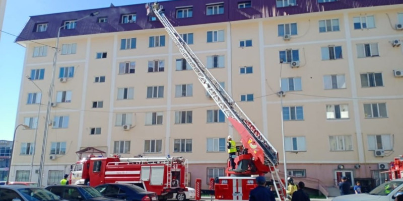 Атырауда өрт сөндірушілер 8 айлық сәбиді өрттен құтқарып қалды