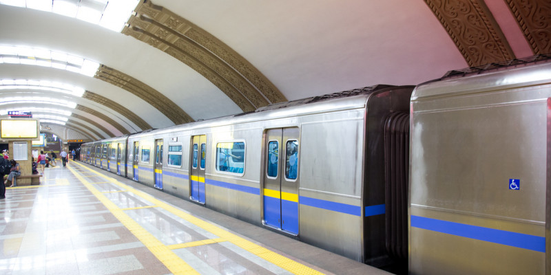 Алматы метросының қызметкерлері ақша жымқырған