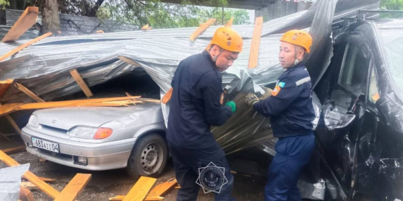 Ақтөбеде шатыр басып қалған көліктің ішінен 2 адам шыға алмай қалған