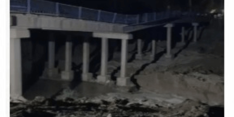 Шымкентте көлік өтетін көпір опырылып түсті