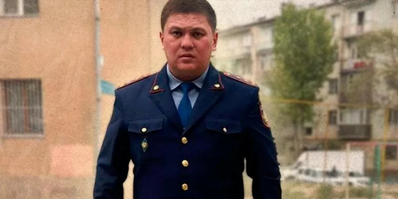 Бастығына қарсы арыз жазған «ең адал полицейдің» өзі жауапқа тартылды