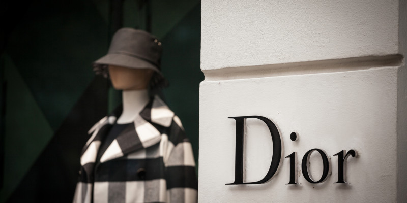 Тергеу басталды: Dior сән үйіне қатысты шу шықты