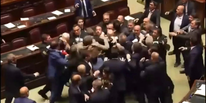Арбаға салып алып кетті: Италияның депутаттар палатасында төбелес болды