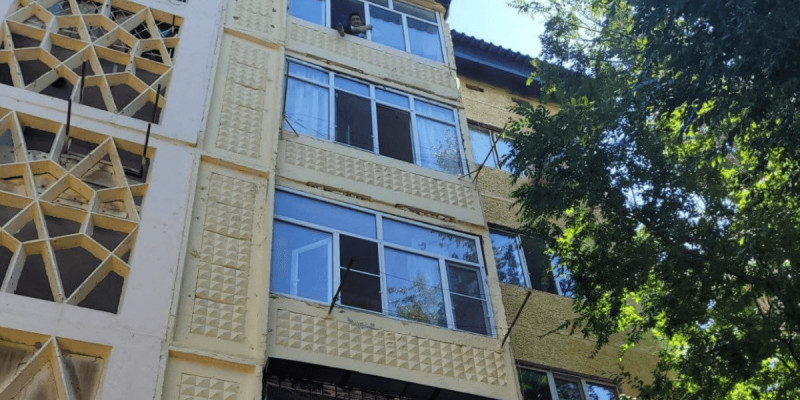Таразда ер адам бесінші қабаттың терезесінен секірмек болды