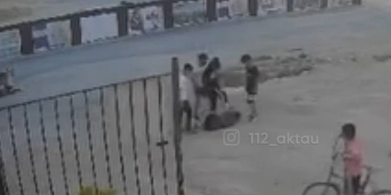 Ақтауда бір топ жасөспірім қатарласын өлімші етіп сабаған (ВИДЕО)