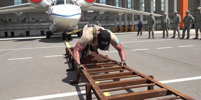 Астаналық подполковник 32 тоннадан асатын ұшақты орнынан жылжытып, рекорд орнатты