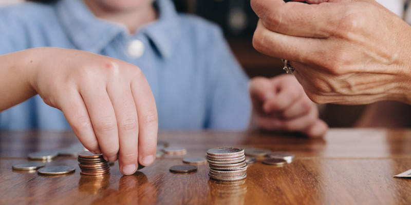 Балаға ақша берген дұрыс па? – қаржы сарапшысы пікірін айтты