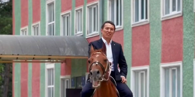Қырғыздар қазақ балуанына ат мінгізді (ВИДЕО)