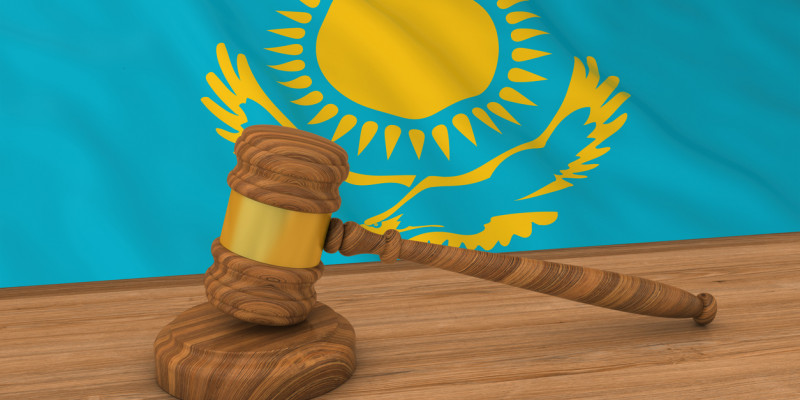 Күйеуін бөлімшеге әкетпек болған полицейлерді ұрған әйел сотталды