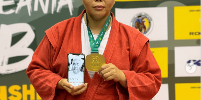 Самбошы қыз Азия чемпионатындағы алтынын марқұм әкесіне арнады