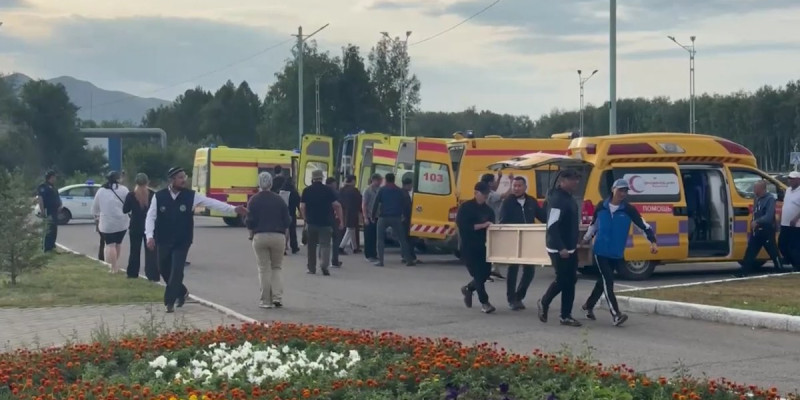 Өскемен халқы селден қаза тапқан балаларды ақтық сапарға шығарып салды (ВИДЕО)